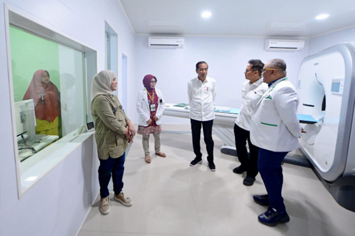 Nelly, pasien lainnya juga mengungkapkan rasa bahagianya atas kesempatan bertemu dengan Presiden Jokowi. Ia tidak menyangka bisa bertemu Presiden Jokowi saat sedang kontrol di RSUD. “Senang karena bisa bertemu langsung sama beliau, secara biasanya di tv saja, makanya saya antusias sekali kebetulan saya hari ini kontrolnya,” kata Nelly sambil menunjukkan semangatnya.