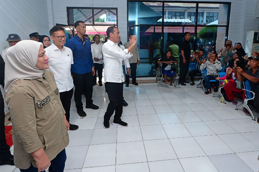 Presiden Joko Widodo didampingi Ibu Iriana Joko Widodo mengunjungi RSUD H. Andi Sulthan Daeng Radja, Kabupaten Bulukumba, Provinsi Sulawesi Selatan, pada Jumat, 5 Juli 2024. Kunjungan ini untuk memantau langsung pelayanan kesehatan serta mendengarkan cerita dari pasien dan petugas RSUD.