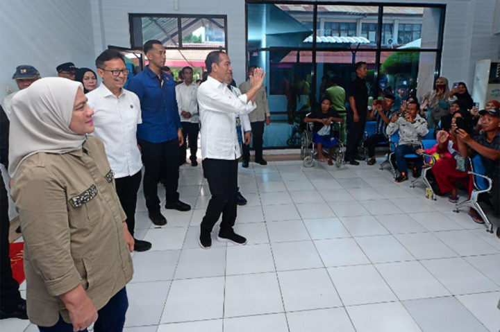 Presiden Joko Widodo didampingi Ibu Iriana Joko Widodo mengunjungi RSUD H. Andi Sulthan Daeng Radja, Kabupaten Bulukumba, Provinsi Sulawesi Selatan, pada Jumat, 5 Juli 2024. Kunjungan ini untuk memantau langsung pelayanan kesehatan serta mendengarkan cerita dari pasien dan petugas RSUD.