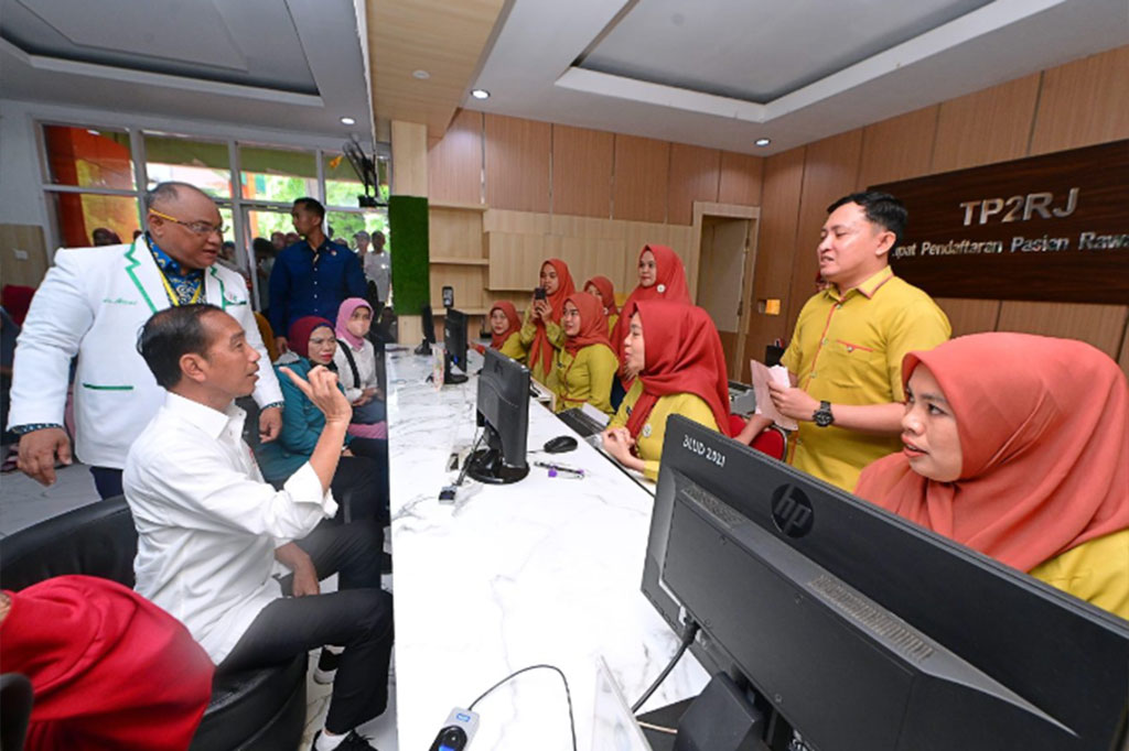 “Saya ke sini ke rumah sakit untuk berobat, salah satunya di poli gigi. Pelayanan BPJS-nya sangat efektif, di mana salah satunya untuk meringankan pengobatan, iurannya juga sangat terjangkau,” ujar Ahmad Taufik.
