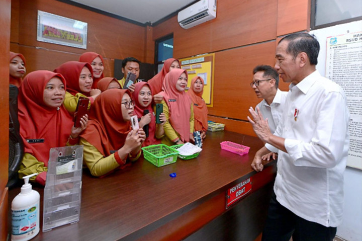 Sementara itu, Fauziah, seorang petugas RSUD, yang sempat berdialog dengan Jokowi menjelaskan bahwa pelayanan di RSUD, terutama yang berhubungan dengan BPJS sangat efisien. Jokowi juga memberikan tanggapannya terkait pelayanan di RSUD Bulukumba.