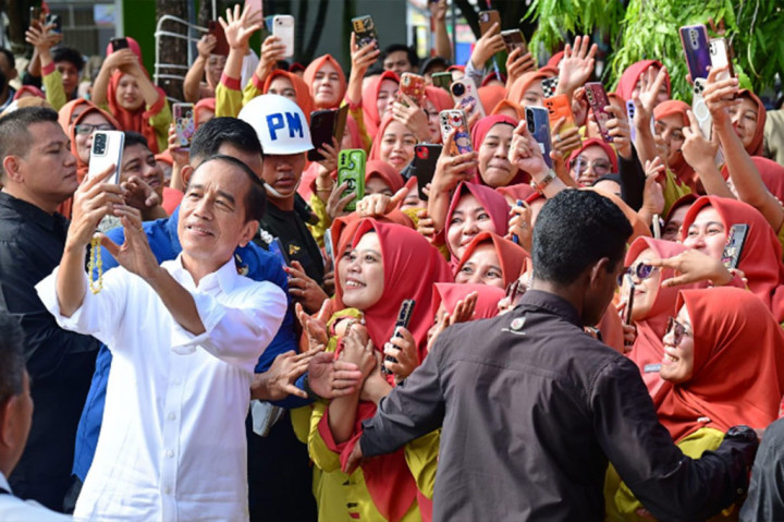 “Menanyakan tentang BPJS, kalau pasien datang bisa bawa kartu BPJS atau KTP, sama pelayanannya pasien menunggu berapa lama di sini baru bisa berobat. Biasanya 5 menit,” ucap Fauziah. “Tanggapan Pak Jokowi tentang pelayanan di sini alhamdulillah bagus.