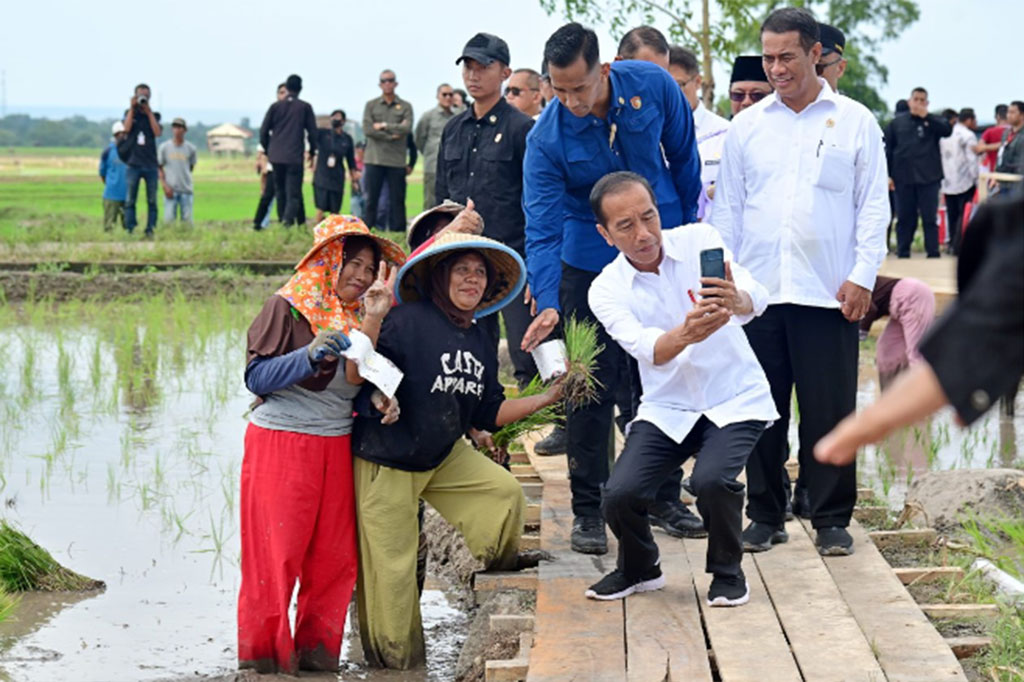 Pompanisasi tersebut juga sejalan dengan upaya pemerintah untuk memperkuat ketahanan pangan nasional di tengah tantangan perubahan iklim global. “Arahnya ke sana dan juga untuk mengantisipasi kekeringan panjang yang terjadi di semua negara,” lanjut Presiden.