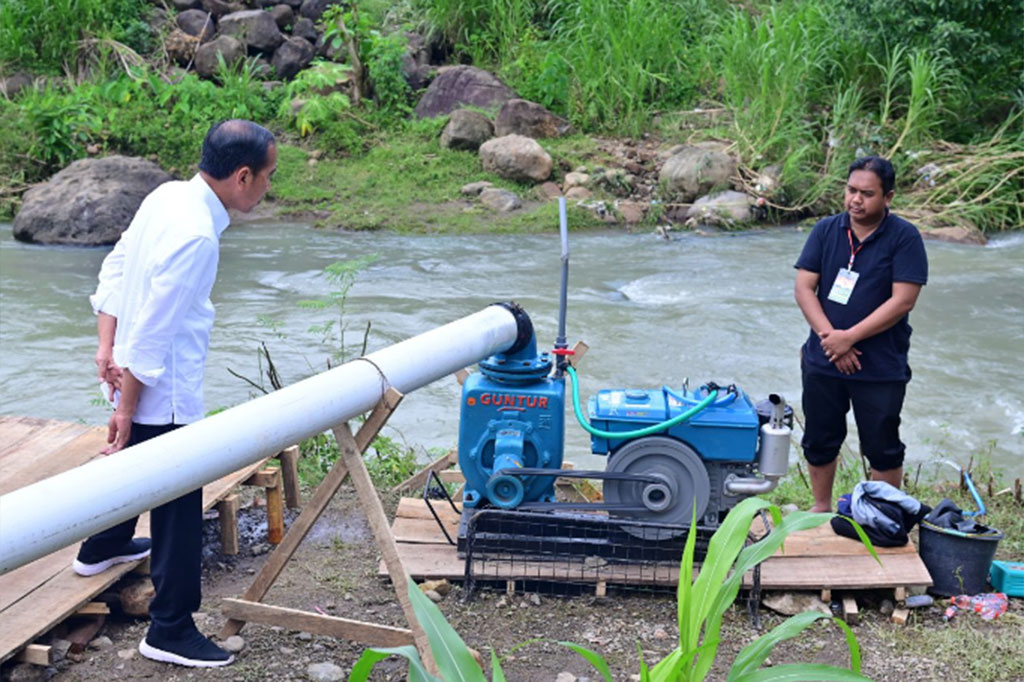 Sedangkan terkait swasembada pangan, Presiden mengatakan bahwa hal tersebut merupakan proses panjang yang dipengaruhi oleh faktor iklim yang tidak menentu. Tidak hanya Indonesia, faktor iklim juga mempengaruhi produktivitas pangan di semua negara. “Saya kira iklim sangat mempengaruhi produktivitas pangan di semua negara,” tutur Presiden.