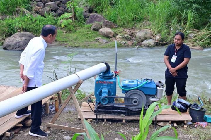 Sedangkan terkait swasembada pangan, Presiden mengatakan bahwa hal tersebut merupakan proses panjang yang dipengaruhi oleh faktor iklim yang tidak menentu. Tidak hanya Indonesia, faktor iklim juga mempengaruhi produktivitas pangan di semua negara. “Saya kira iklim sangat mempengaruhi produktivitas pangan di semua negara,” tutur Presiden.