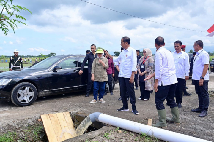 Presiden Joko Widodo didampingi Ibu Iriana Joko Widodo melakukan kunjungan ke Desa Layoa, Kabupaten Bantaeng, Provinsi Sulawesi Selatan, pada Jumat, 5 Juli 2024. 