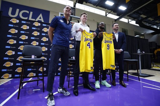 Bronny James resmi menandatangani kontrak empat tahun dengan Los Angeles Lakers yang akan menjadi debut karier NBA-nya, sekaligus berkesempatan bermain dalam satu tim yang sama dengan sang ayah, LeBron James. Kontrak tersebut senilai USD7,9 juta.