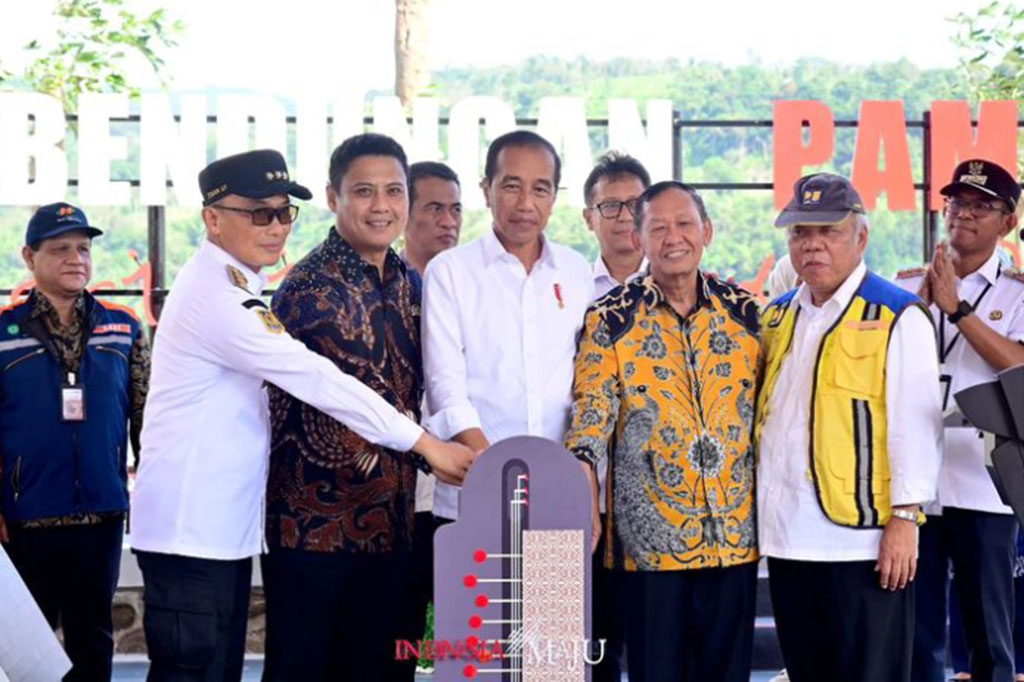 Presiden Joko Widodo meresmikan Bendungan Pamukkulu di Kabupaten Takalar, Sulawesi Selatan, Jumat, 5 Juli 2024, untuk menampung dan mengelola air sebagai penunjang produktivitas pertanian. Bendungan tersebut dibangun sejak 2017 lalu.  