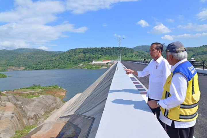 Presiden menambahkan untuk meningkatkan produktivitas pertanian di Sulawesi Selatan, Pemerintah juga membagikan 80 pompa di Kabupaten Bantaeng, sebagai bagian dari distribusi 20 ribu pompa seluruh Indonesia.