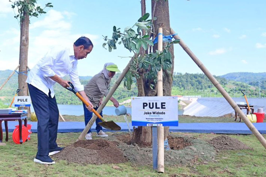 Kepala Negara menjelaskan Bendungan Pamukkulu dibangun untuk mengelola air agar tidak dibiarkan masuk ke sungai, kemudian menuju ke laut.