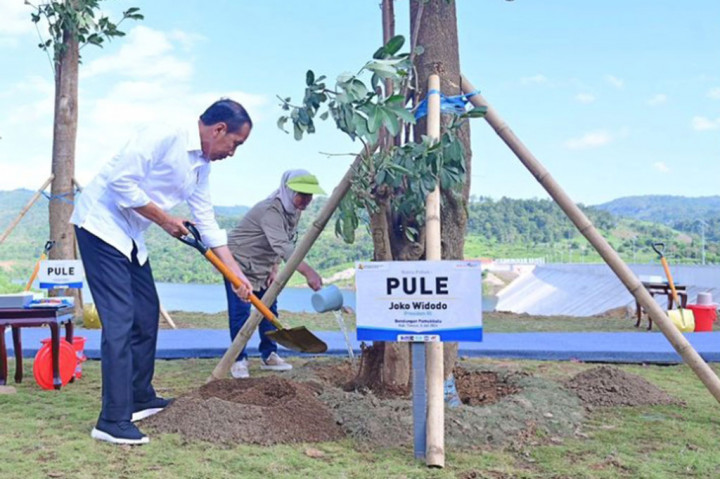 Kepala Negara menjelaskan Bendungan Pamukkulu dibangun untuk mengelola air agar tidak dibiarkan masuk ke sungai, kemudian menuju ke laut.