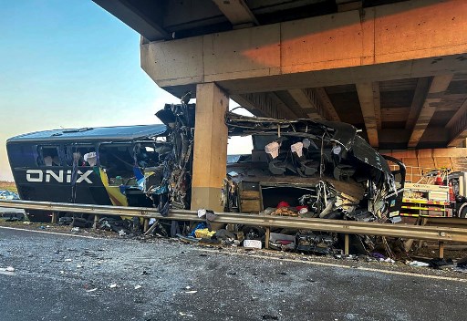 Bus wisata menabrak pilar jembatan menewaskan 10 orang dan melukai puluhan lain di Francisco da Silva Pontes Highway di Itapetininga, Negara Bagian Sao Paulo, Brasil, Jumat, 5 Juli 2024.