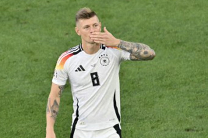 Kroos sendiri memiliki karier cemerlang dengan meraih 34 trofi bersama klub dan negaranya. Kroos mencatatkan 114 penampilan di level internasional dan masuk dalam jajaran tujuh besar pemain Jerman dengan caps terbanyaknya untuk Timnas Jerman.