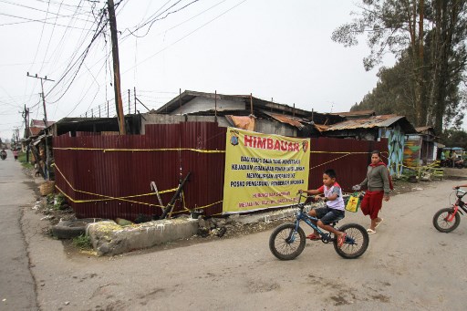 Insiden kebakaran dan tewasnya Rico bersama tiga anggota keluarganya itu diduga terkait dengan berita judi daring yang dibuat korban sebelum dia meninggal.