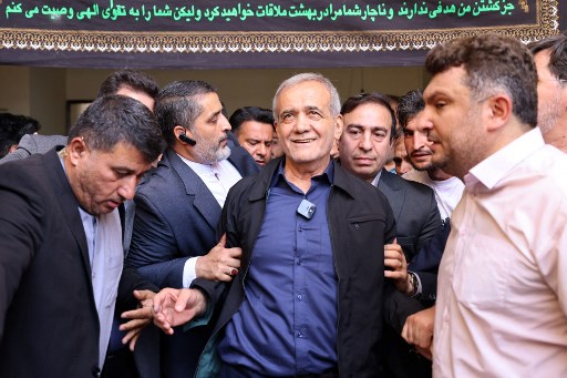 “Kami akan mengulurkan tangan persahabatan kepada semua orang; kita semua adalah rakyat negara ini; kita harus menggunakan semua orang untuk kemajuan negara ini,” katanya di televisi pemerintah. 