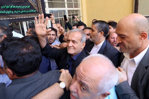 Pezeshkian berterima kasih kepada para pendukungnya yang datang untuk memilih dengan cinta dan membantu negara.