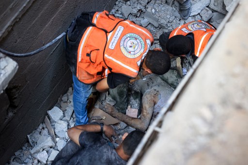 Beberapa warga Palestina dilaporkan tewas dan terluka dalam sejumlah serangan Israel yang terjadi di beberapa daerah, termasuk  serangan udara terhadap rumah keluarga Abu Owemer di kamp pengungsi Nuseirat, Gaza tengah.