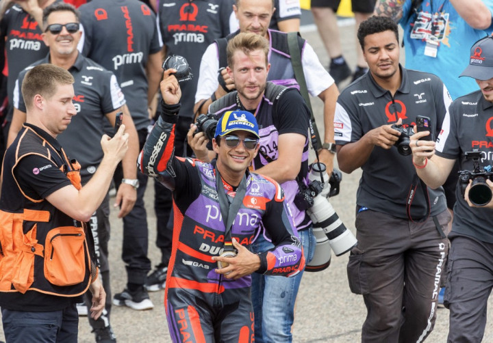 Hingga berakhirnya balapan, posisi Martin sebagai yang tercepat tak tergoyahkan. Bagnaia yang mencari celah untuk menyalip Oliveira juga tak menemui hasil.