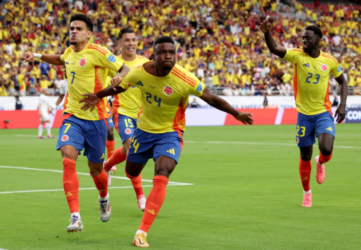 Menit kedelapan, melalui skema tendangan sudut James Rodriguez mengirimkan umpan ke daerah kotak penalti yang langsung disambut sundulan Jhon Cordoba yang tak dapat dihalau Mosquera. Kolombia unggul cepat 1-0.