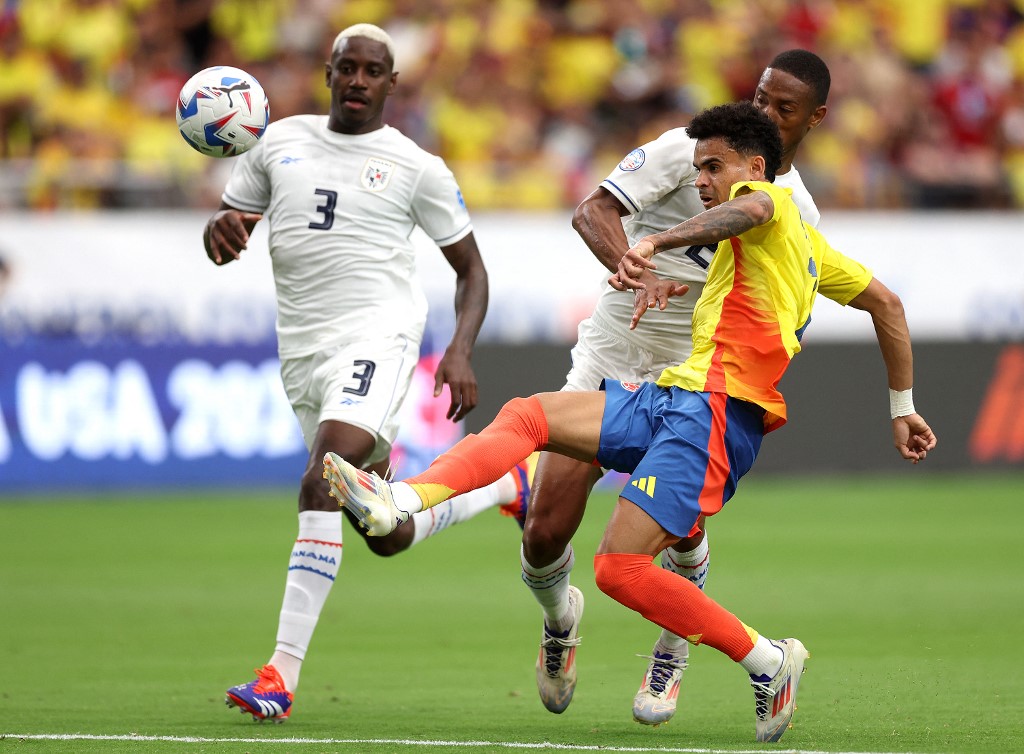 Di menit ke-40 Kolombia mampu menambah keunggulan, James memberikan umpan silang ke dalam kotak penalti yang langsung disambut tembakan terukur Luis Diaz membuat Mosquera kembali memungut bola dari gawang. Kolombia unggul 3-0.