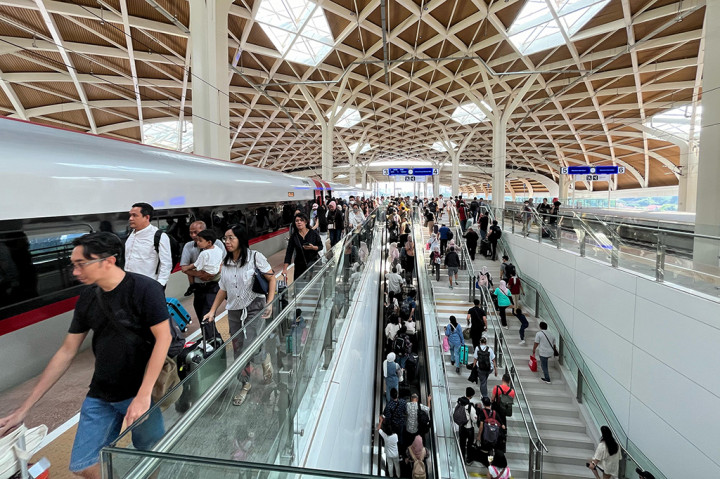 Rekor tersebut kembali pecah di 4 Juli 2024 dengan layani 23.847 penumpang. Puncaknya terjadi pada 5 Juli 2024 dimana Whoosh melayani 24.135 penumpang.