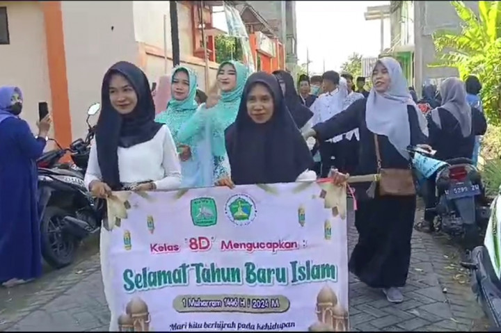 Lebih dari seribu siswa dan guru sebuah sekolah madrasah tsanawiyah dan SMK di Kecamatan Wonoayu Kabupaten Sidoarjo, mengikuti karnaval dalam rangka memperingati Tahun Baru Islam 1446 Hijrah. Diantara peserta karnaval ada yang mengenakan baju adat nusantara, hingga baju berbahan daur ulang.
