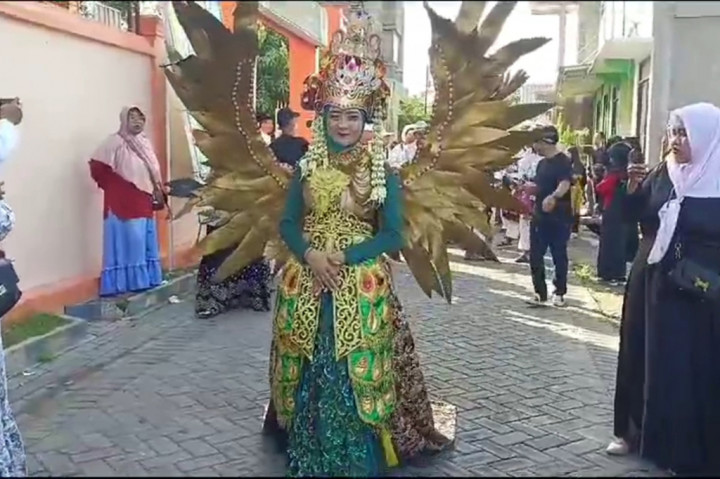 Kegiatan karnaval semakin marak dengan diiringi musik patrol dan paskibra sekolah setempat. Karnaval inipun menjadi tontonan masyarakat yang dilintasi atau kendaraan yang berpapasan.
