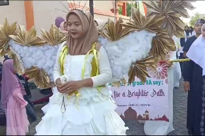 Diantara peserta karnaval ini terlihat mengenakan sejumlah baju adat nusantara. Selain itu ada yang mengenakan busana berbahan limbah daur ulang. Busana limbah daur ulang ini sengaja untuk mengingatkan masyarakat, agar selalu menjaga lingkungan dan mengurangi penggunaan plastik sekali pakai.