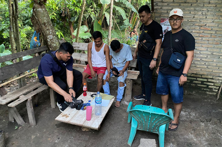 Dari lokasi tersebut ditemukan delapan paket plastik transparan berisi diduga narkotika jenis sabu seberat 2.65 gram, uang sebesar Rp100.000 dan satu unit HP.