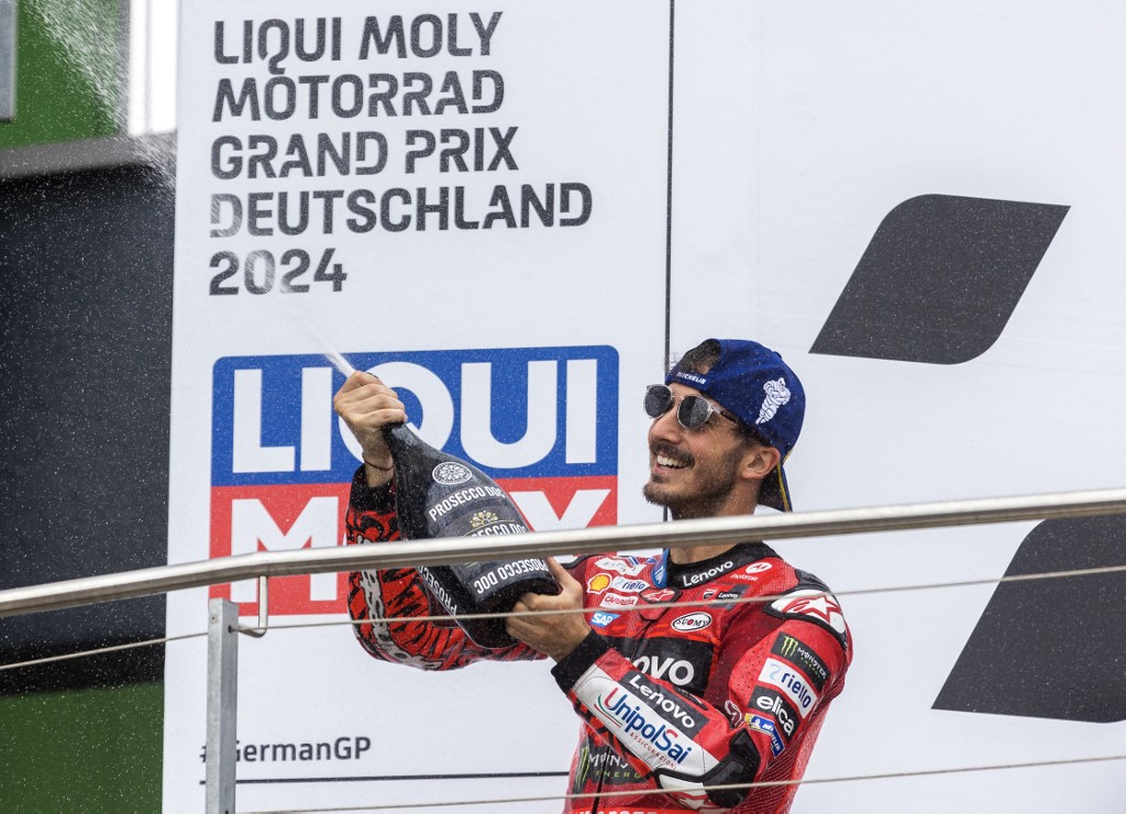 Jatuhnya Martin secara dramatis di Jerman bukan hanya memberikan gelar pemenang kepada Bagnaia, tetapi juga pucuk klasemen.