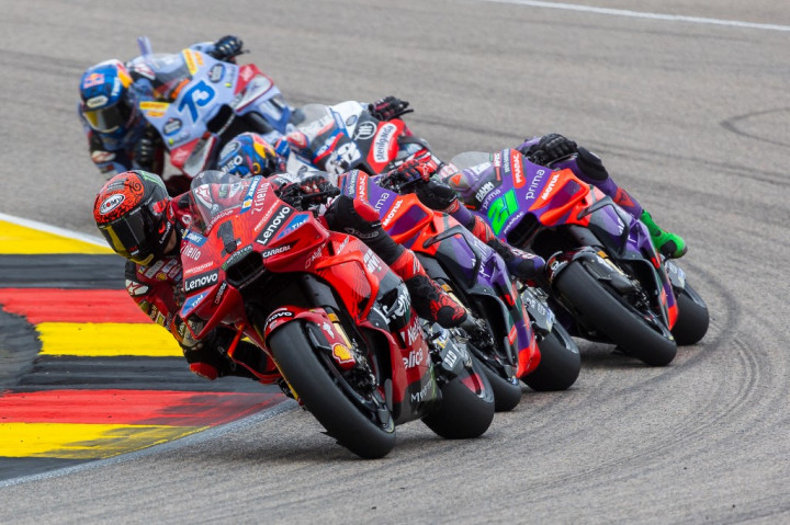 Pembalap Francesco Bagnaia memenangi Grand Prix Jerman dengan memaksimalkan jatuhnya Jorge Martin, untuk sekaligus merebut puncak klasemen MotoGP, pada balapan di Sirkuit Sachsenring, Minggu, 7 Juli 2024.