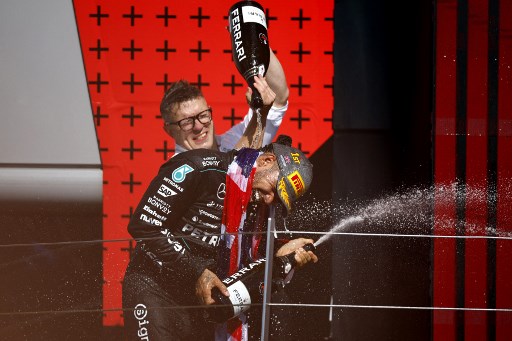 Ini merupakan kemenangan pertama Hamilton sejak 2021, serta mampu memecahkan rekor dengan mengamankan sembilan kemenangan beruntun di Silverstone.