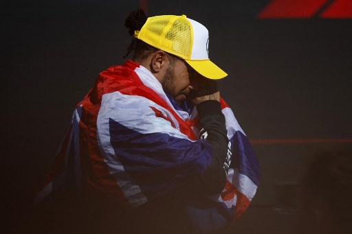Hamilton tak berhenti menangis setelah mencatatkan waktu 1:22:27,059 untuk merampungkan 52 putaran, berselisih 1,465 detik dengan Verstappen dan 7,457 detik dari Norris.