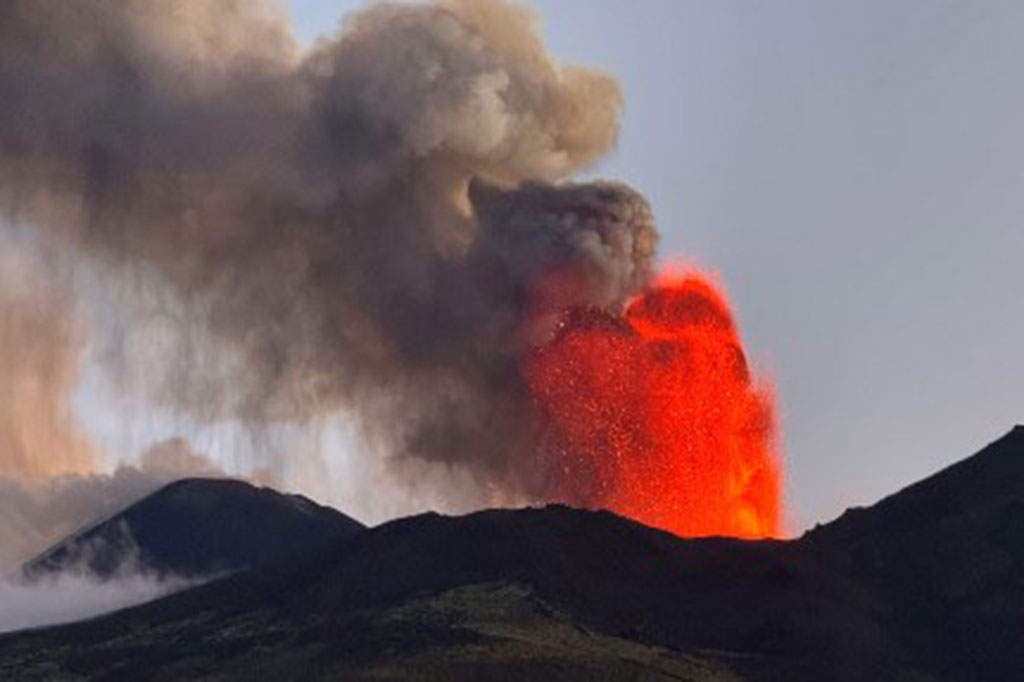 Aktivitas vulkanik seperti letusan abu dan lava dari Etna terlihat dari Catania dan kota-kota sekitarnya, dan abu juga dilaporkan menghujani Catania.