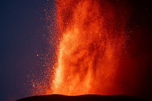 Gunung Etna di Italia menampilkan pertunjukan spektakuler, di tengah meningkatnya aktivitas salah satu gunung berapi paling aktif di Eropa tersebut. Gunung Etna meletus dahsyat disertai lava dan abu.