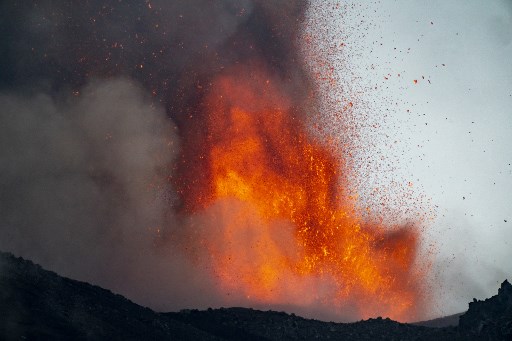 Menurut perkiraan kantor wilayah Institut Nasional Geofisika dan Vulkanologi (INGV) Italia di Catania, abu yang dikeluarkan dari Etna mencapai ketinggian sekitar 4,5 kilometer dan bergerak ke arah tenggara.