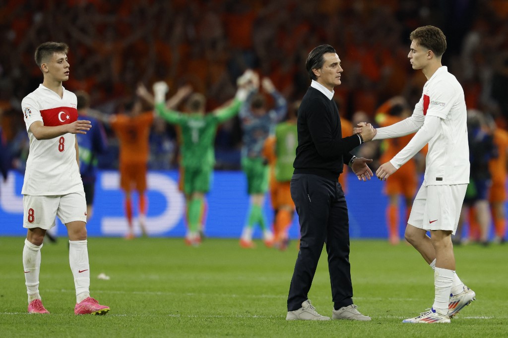 Turki mencapai babak delapan besar kompetisi besar untuk pertama kalinya sejak 2008 dan mengungguli Belanda di Berlin melalui sundulan Samet Akaydin pada babak pertama sebelum kemudian Oranye membalikkan keadaan melalui gol Stefan de Vrij dan gol bunuh diri Murt Muldur pada babak kedua.