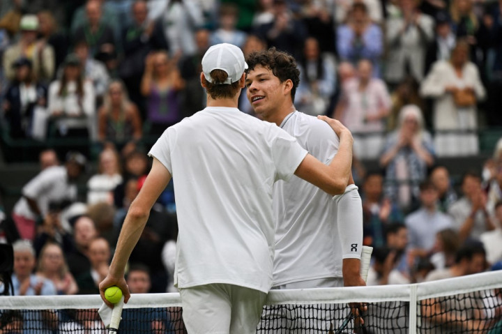 Sinner harus bekerja keras dalam dua pertandingan pertamanya (keduanya empat set), terutama dalam pertandingan blockbuster babak kedua melawan rekan senegaranya Matteo Berrettini yang mendorongnya ke tie-break set keempat.