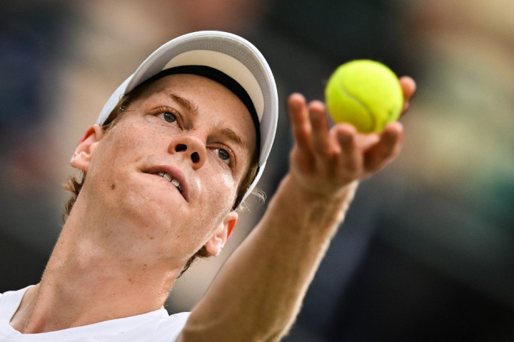 etenis nomor satu dunia Jannik Sinner menyingkirkan unggulan ke-14 yang berbahaya Ben Shelton 6-2, 6-4, 7-6(9) untuk mencapai perempat final di The Championships tahun ketiga berturut-turut dan bertemu dengan unggulan kelima Daniil Medvedev.