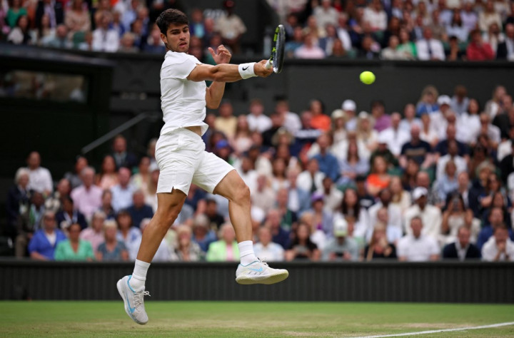 Juara bertahan Carlos Alcaraz mengatasi keterpurukan di tengah pertandingan untuk mencapai perempat final Wimbledon, mengalahkan petenis Prancis Ugo Humbert dalam empat set untuk tetap berada di jalur meraih gelar Grand Slam keempat.