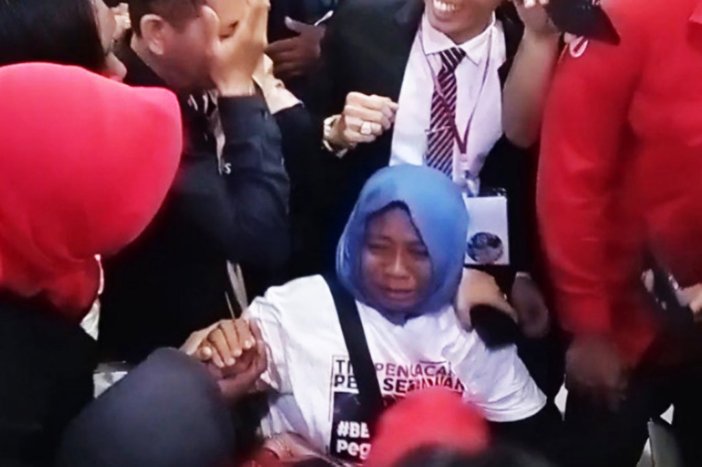Beginilah ekspresi kebahagian Kartini usai hakim Pengadilan Negeri Bandung mengabulkan permohonan kuasa hukum Pegi, pada Senin, 8 Juli 2024.
