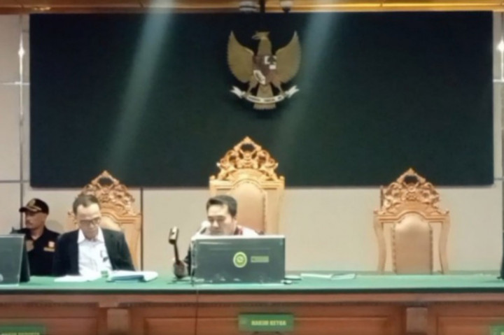 Orang tua dari Pegi Setiawan, Kartini, menangis histeris usai hakim Pengadilan Negeri Bandung mengabulkan permohonan kuasa hukum Pegi. Dengan putusan ini, penetapan tersangka oleh Polda Jabar tidak sah secara hukum.