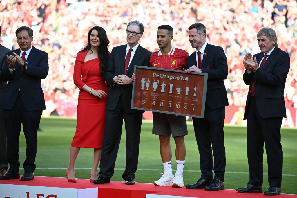 Mantan bintang Liverpool, Thiago Alcantara, dikabarkan telah memutuskan pensiun sebagai pesepak bola profesional. Menurut keterangan pakar bursa transfer Fabrizio Romano, Thiago bakal gantung sepatu dan memulai bab baru dalam dunia sepak bola.