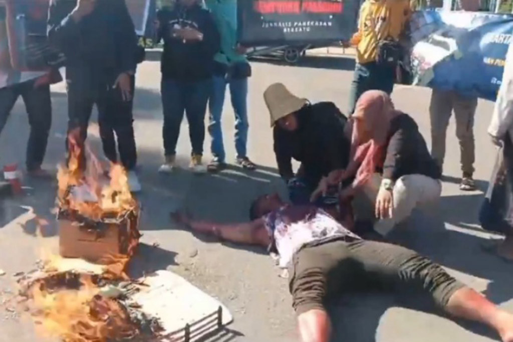 Aksi tersebut dikemas dengan teatrikal pembakaran miniatur rumah yang dibakar.
