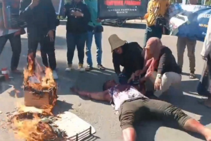 Aksi tersebut dikemas dengan teatrikal pembakaran miniatur rumah yang dibakar.
