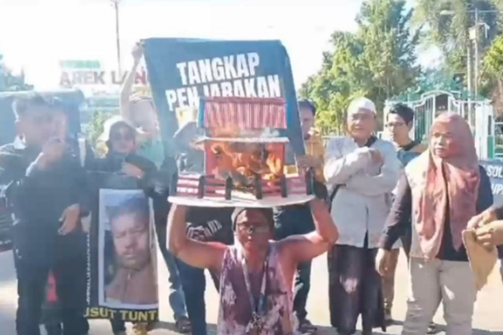 Puluhan jurnalis di Kabupaten Pamekasan menggelar aksi solidaritas terhadap kasus pembunuhan jurnalis Tribrata TV, Rico Sempurna Pasaribu di area selatan Monomen Arek Lancor Pamekasan, Jawa Timur. Dalam aksi tersebut massa meminta agar Kapolri mengusut tuntas dugaan pembunuhan tersebut.