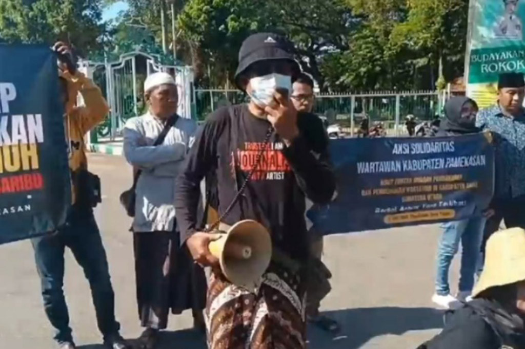 Korlap aksi Taufiqur Rahman mengatakan, Rico Sempurna Pasaribu meninggal dunia di rumahnya bersama dengan istrinya, anak dan cucunya, pada Kamis, 27 juni 2024.