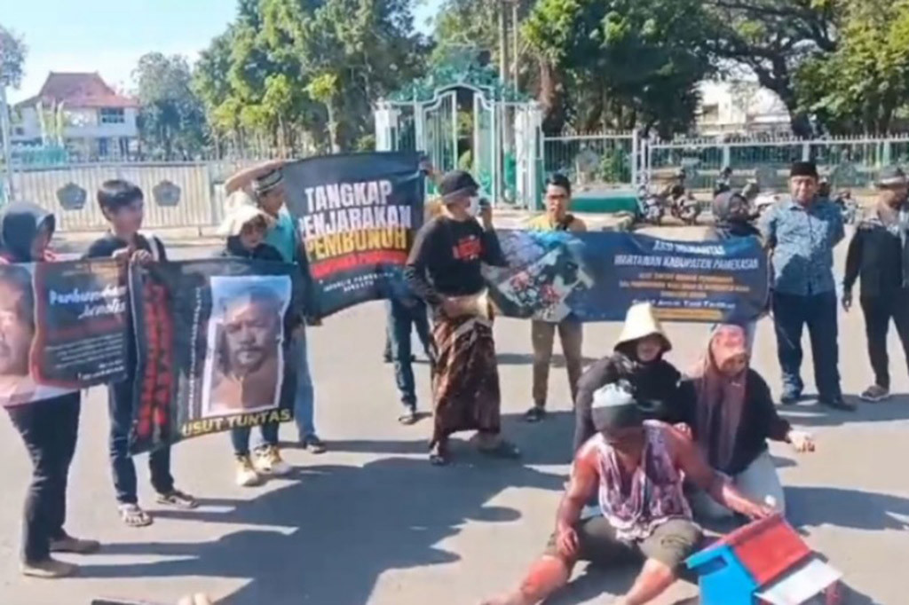 Diduga, rumah tersebut sengaja dibakar untuk menghabisi nyawa korban karena sebelumnya korban mengungkap berita jaringan judi di Kabupaten Karo, Sumatra Utara.