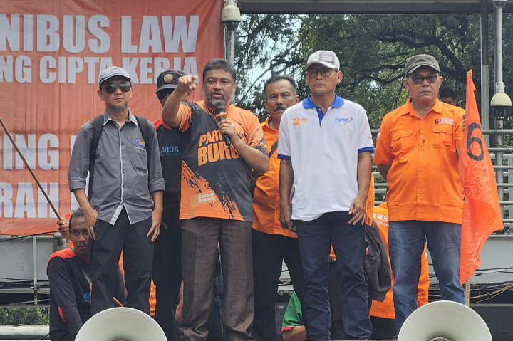 Pada hari ini, sejumlah buruh menggelar aksi unjuk rasa di kawasan Patung Kuda, Jakarta Pusat. Unjuk rasa sekaligus mengawal proses judicial review perkara nomor 168/PUU-XXI/2023 Undang-Undang Nomor 6 Tahun 2023 tentang Penetapan Peraturan Pemerintah Pengganti Undang-Undang Nomor 2 Tahun 2022 tentang Cipta Kerja menjadi Undang-Undang.