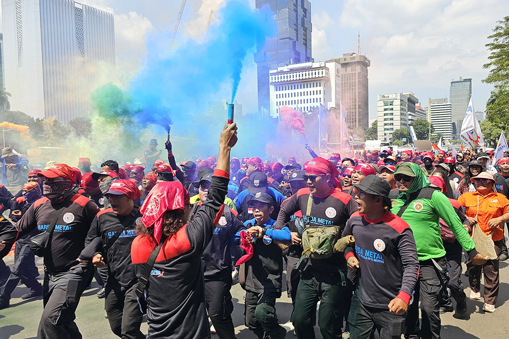 Serikat buruh mengancam pemerintah bakal mogok kerja nasional apabila undang-undang omnibus law cipta kerja tak kunjung dicabut. Hal ini disampaikan Presiden Partai Buruh, Said Iqbal ketika memimpin aksi unjuk rasa buruh di kawasan Patung Kuda, Jakarta Pusat, Senin 8 Juli 2024. Menurutnya UU ini banyak mengambil hak pekerja dan membahayakan.